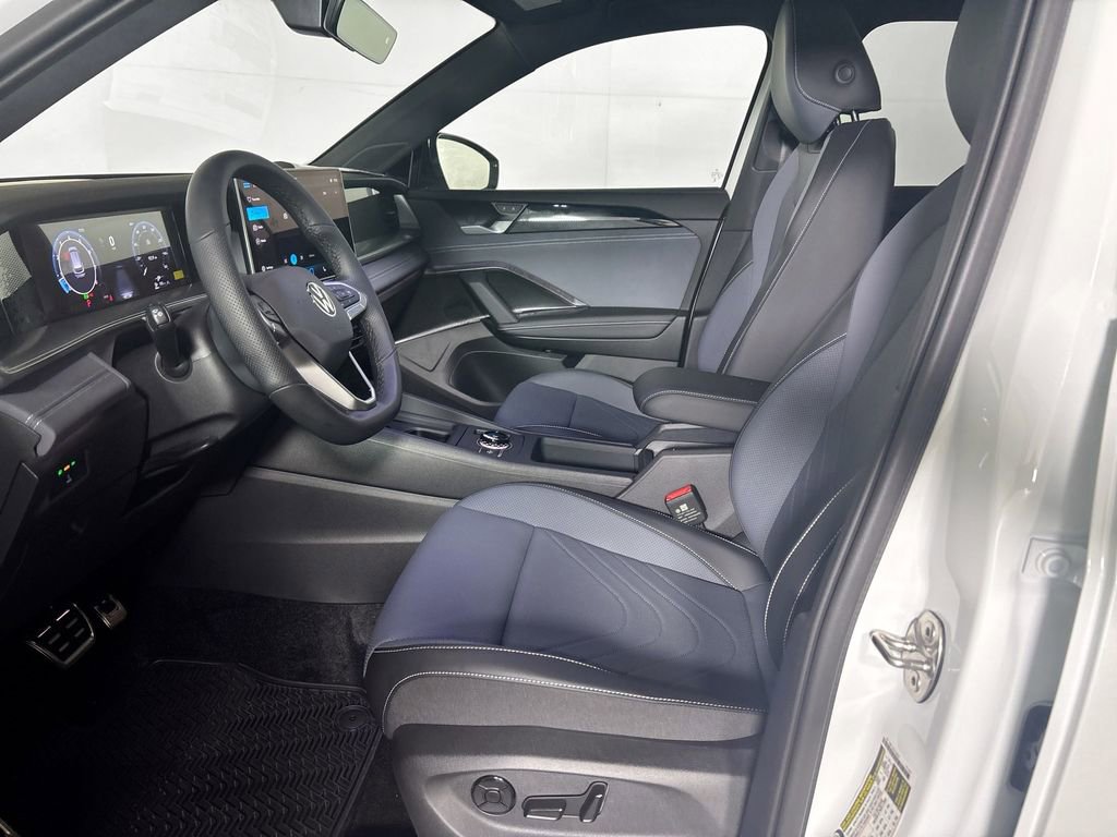 New 2025 Volkswagen Tiguan SE R-Line image 11