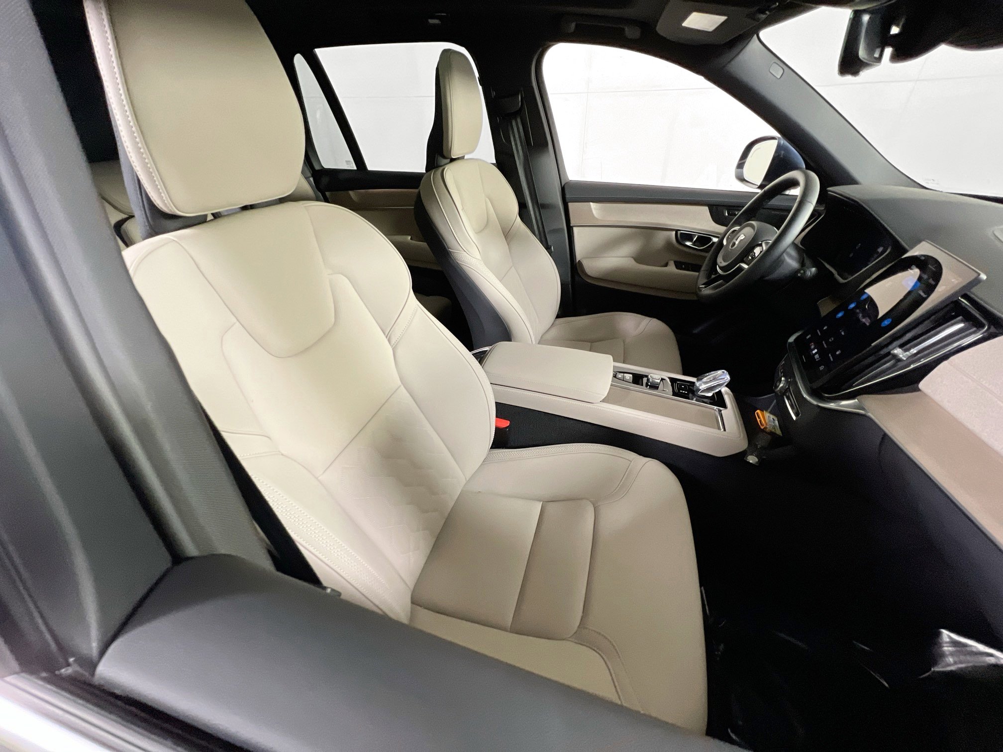 Used 2025 Volvo XC90 T8 Plus w/ Protection Package Premier image 29