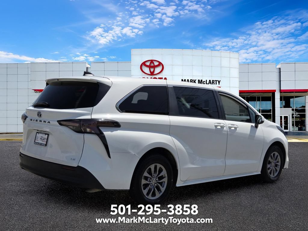 Used 2025 Toyota Sienna LE FWD image 5