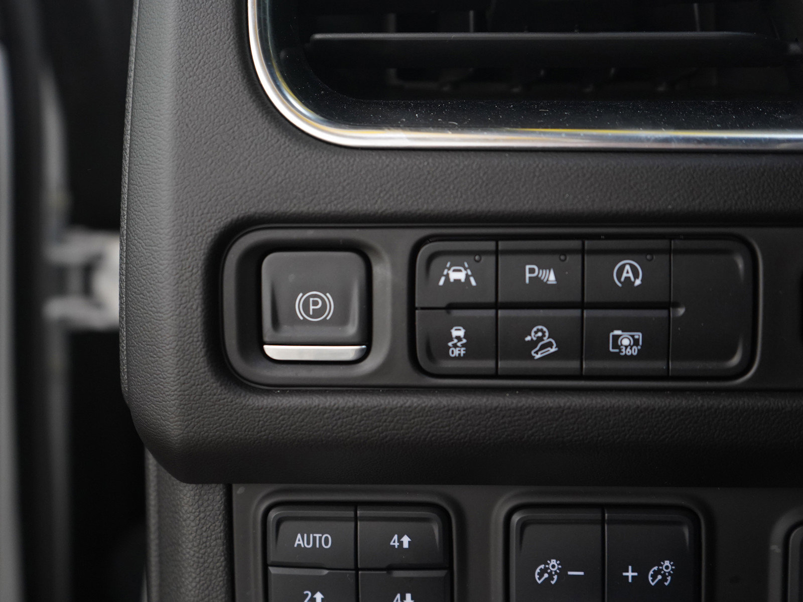 Used 2023 GMC Yukon XL AT4 w/ AT4 Premium Plus Package image 31