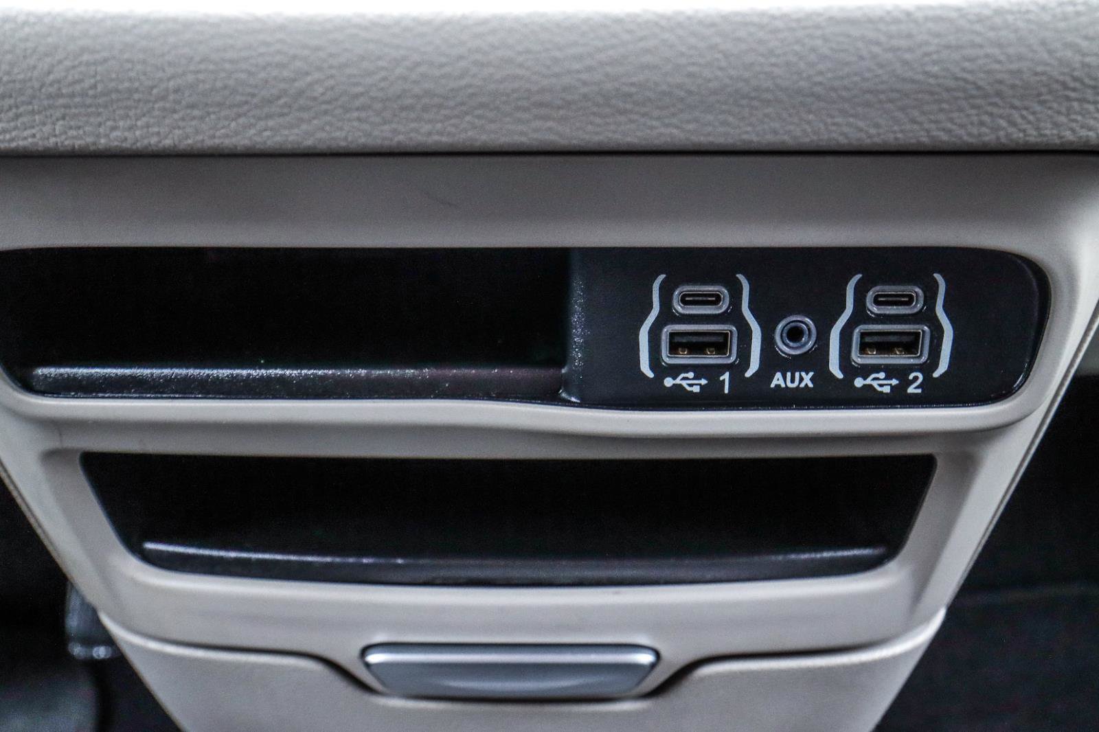 Used 2023 Chrysler Pacifica Touring-L FWD image 13
