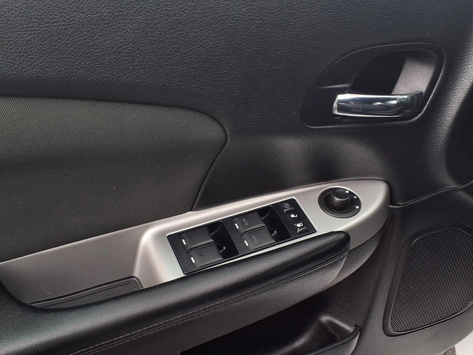 Used 2012 Chrysler 200 Touring FWD image 18