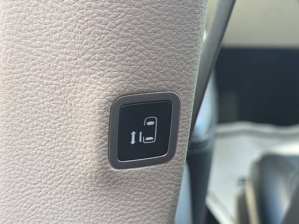 Used 2024 Chrysler Pacifica Touring-L FWD image 17