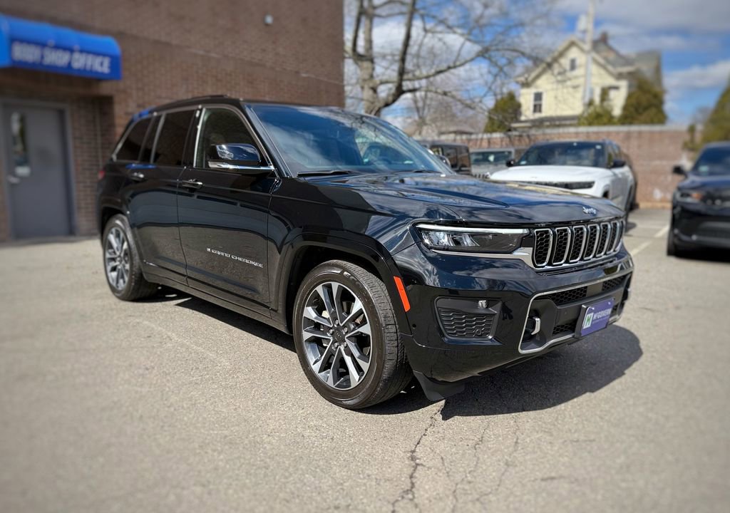 Used 2023 Jeep Grand Cherokee Overland w/ Luxury Tech Group IV AWD/4WD image 3