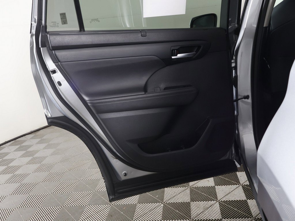 Used 2020 Toyota Highlander XLE image 26