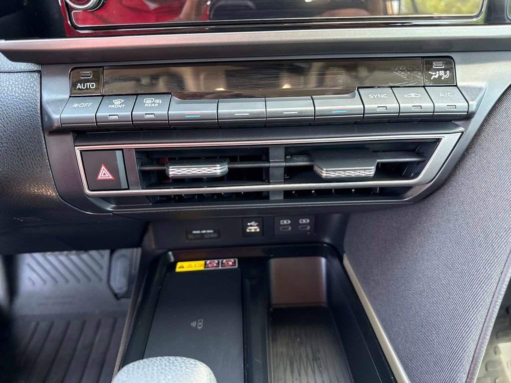 Used 2025 Toyota Camry LE w/ Convenience Package image 23