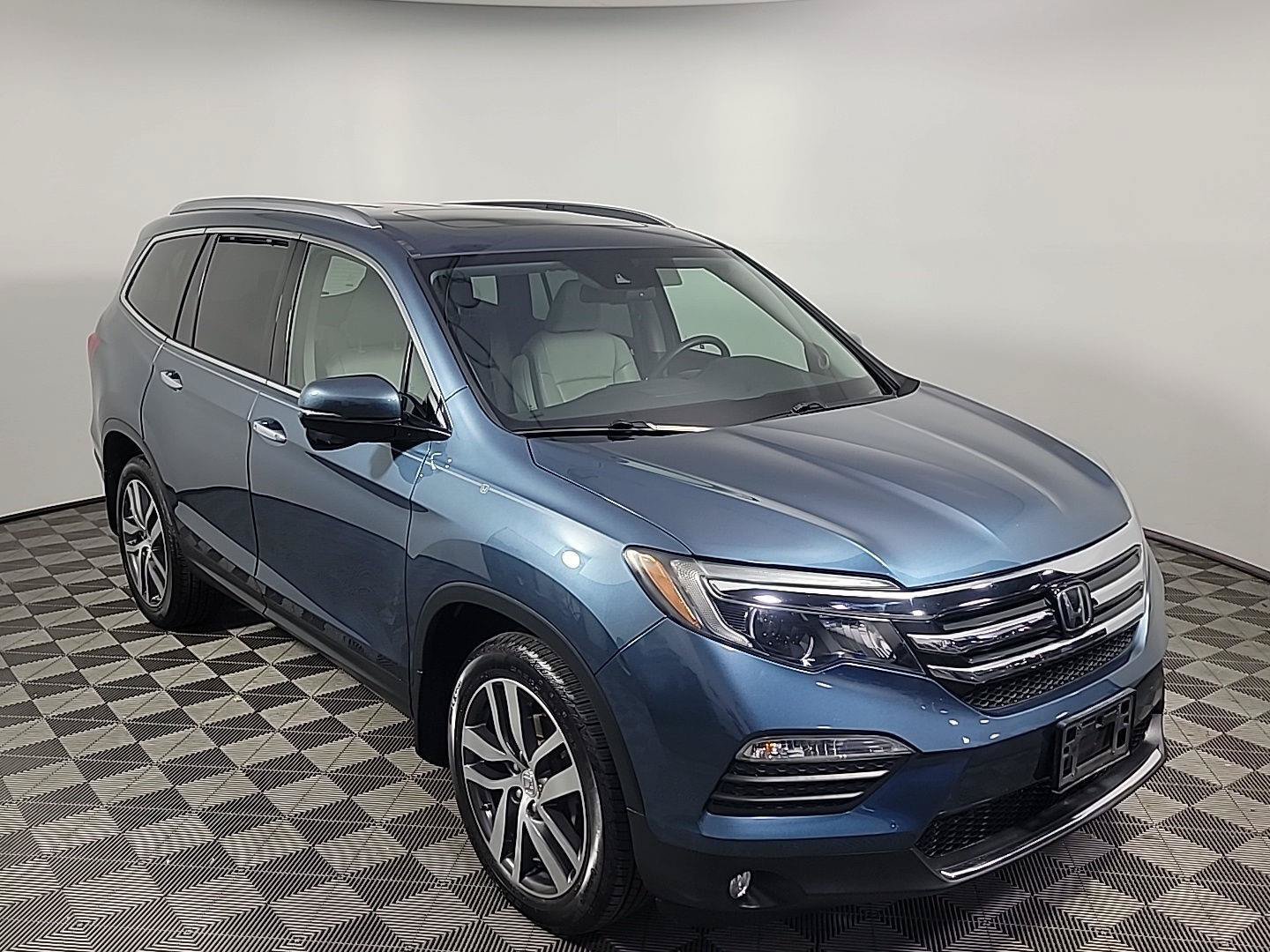 Certified 2017 Honda Pilot Touring image 2