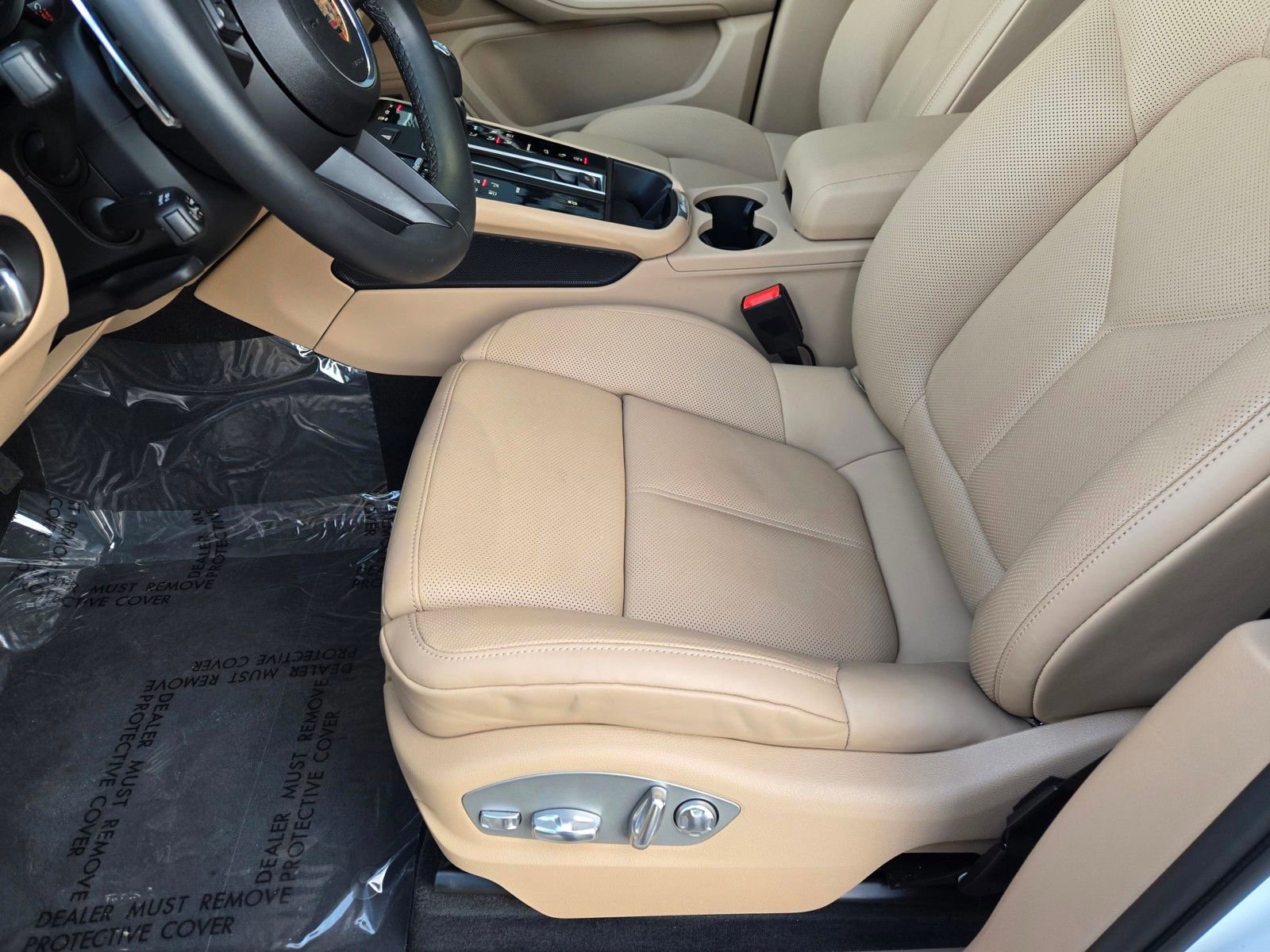 Used 2025 Porsche Macan AWD/4WD image 25