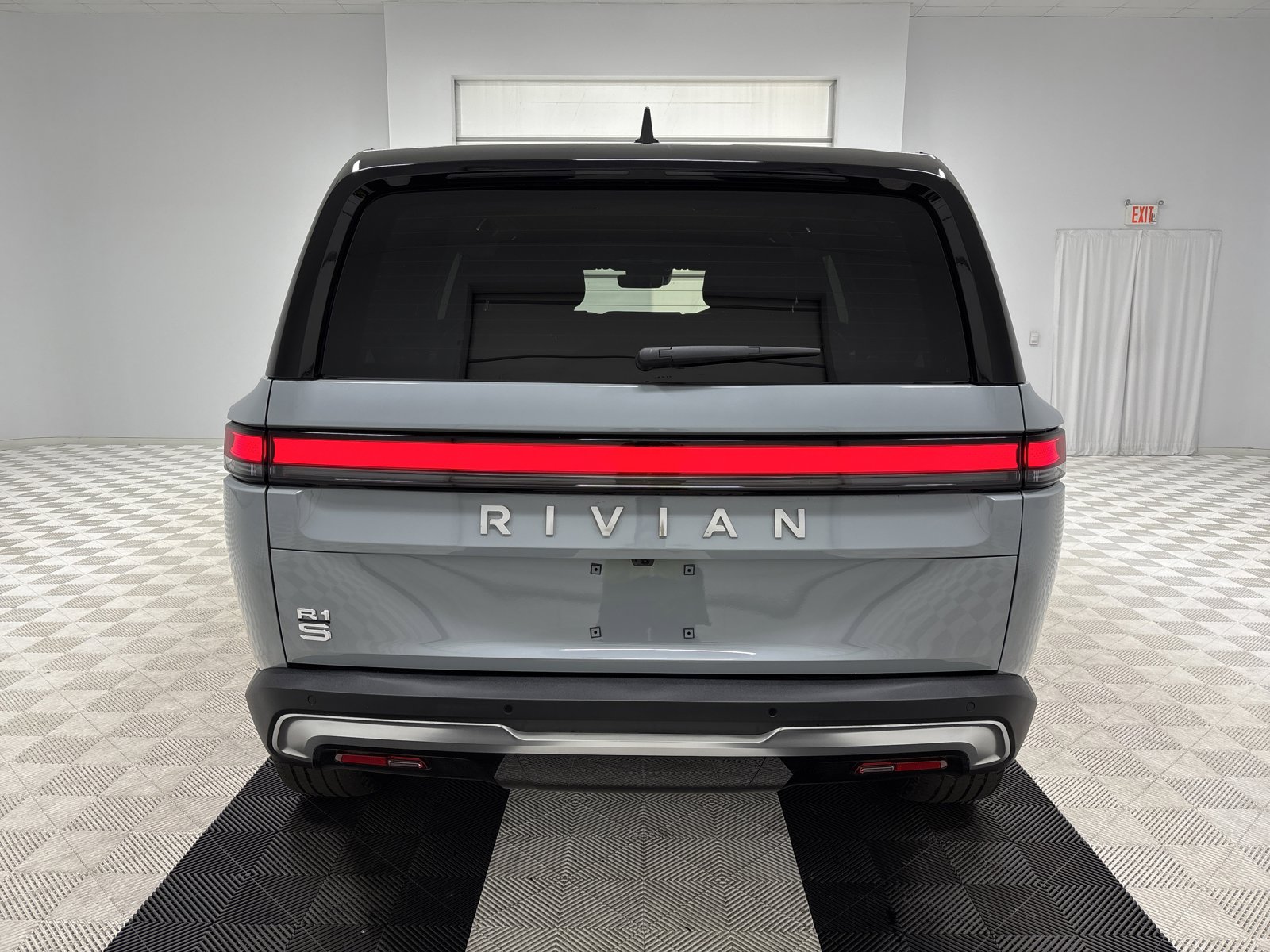 Used 2024 Rivian R1S Adventure AWD/4WD image 4