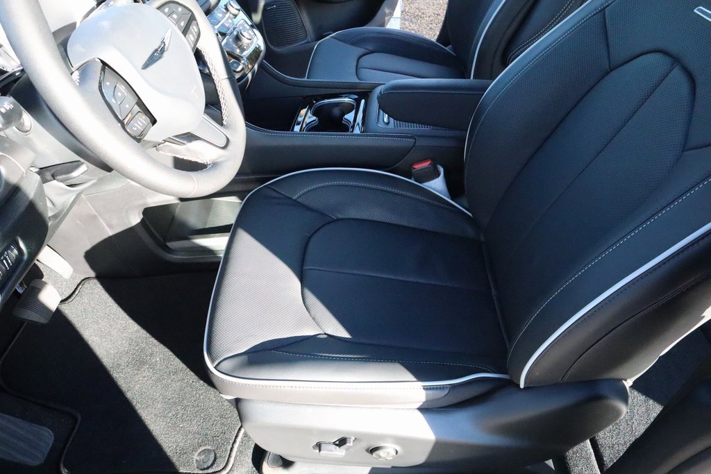 New 2026 Chrysler Pacifica Limited w/ Uconnect Theater Family Group image 12