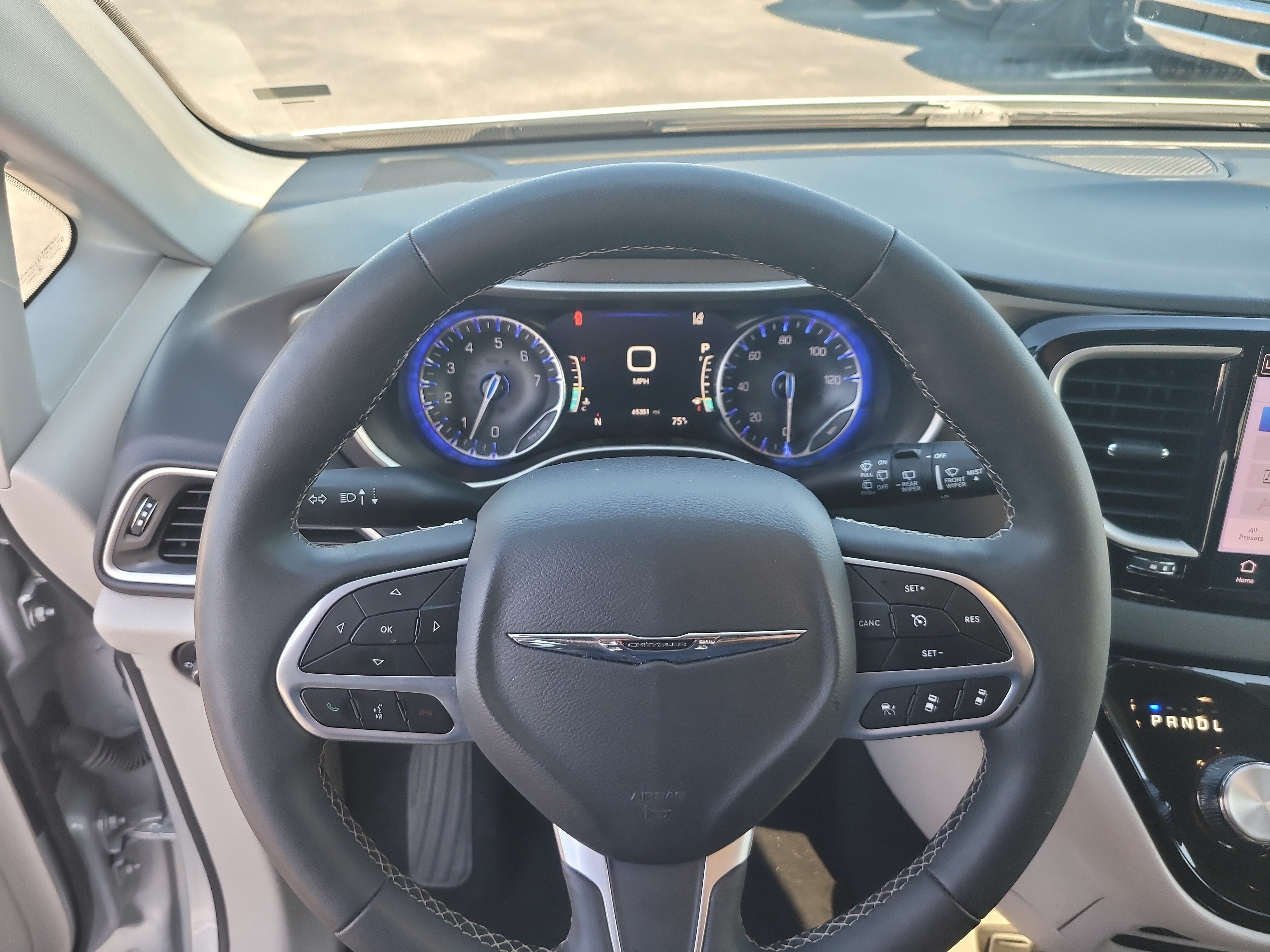 Used 2024 Chrysler Pacifica Touring-L FWD image 25