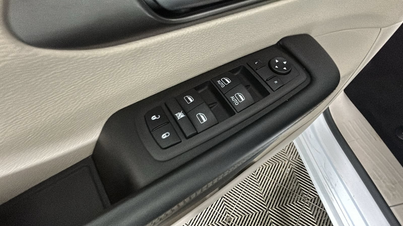 Used 2024 Chrysler Pacifica Touring-L FWD image 11