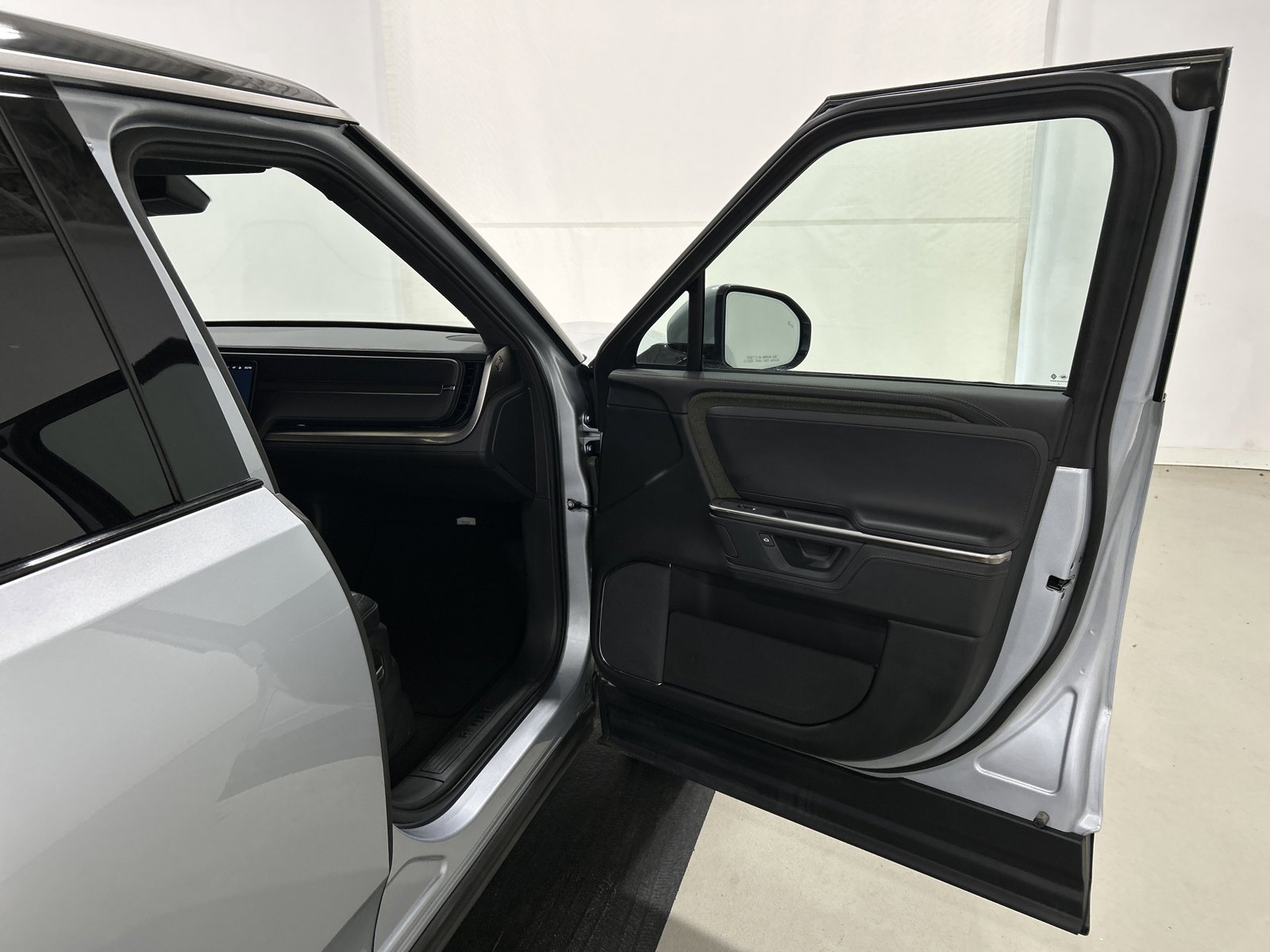 Used 2025 Rivian R1S Adventure AWD/4WD image 18