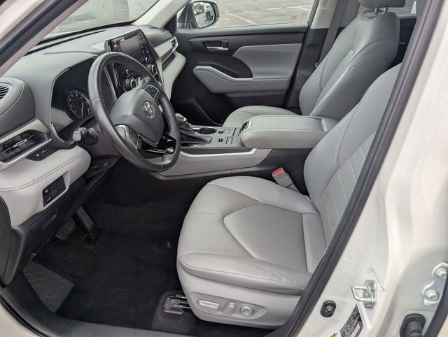 Used 2020 Toyota Highlander XLE AWD/4WD image 13