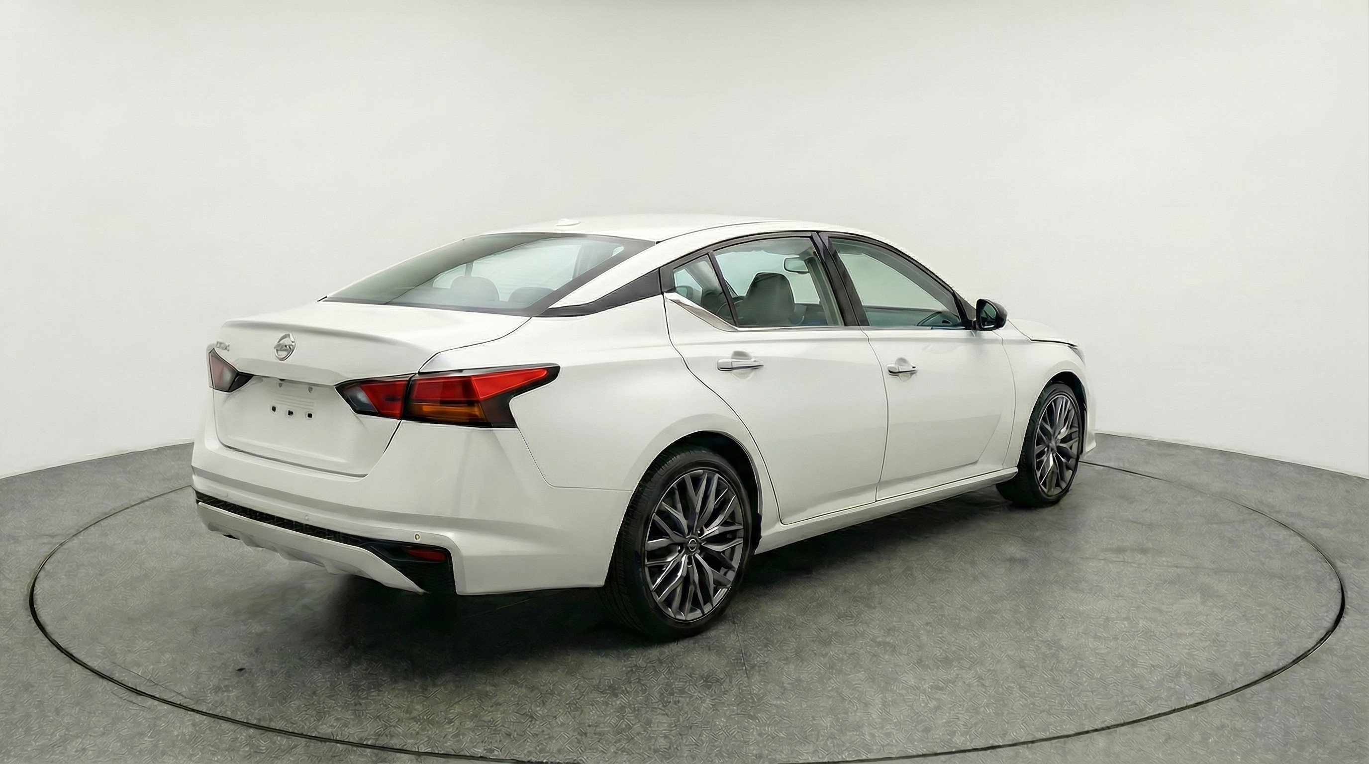 Used 2025 Nissan Altima 2.5 SV image 9