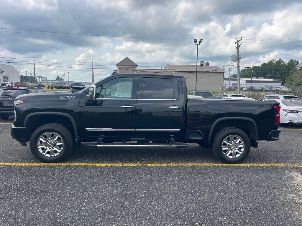 Used 2024 Chevrolet Silverado 2500 High Country w/ Technology Package AWD/4WD image 2
