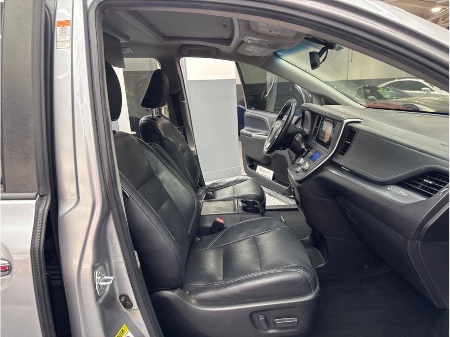 Used 2017 Toyota Sienna SE Premium FWD image 27