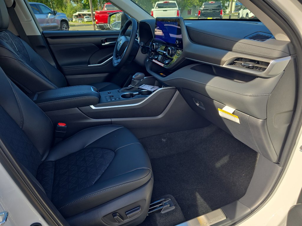 New 2025 Toyota Highlander XLE image 18
