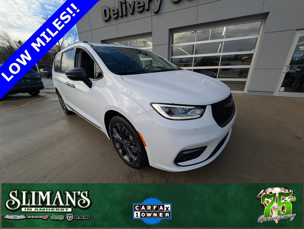 Used 2024 Chrysler Pacifica Touring-L w/ Road Tripper Package image 1