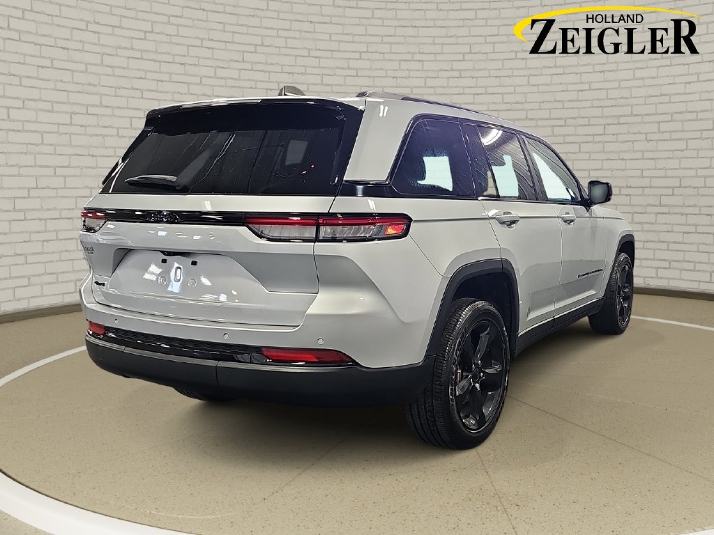 Used 2023 Jeep Grand Cherokee Altitude AWD/4WD image 5