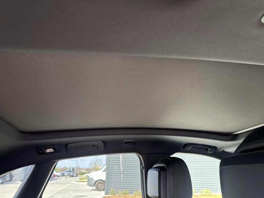 Certified 2025 Porsche Macan image 15