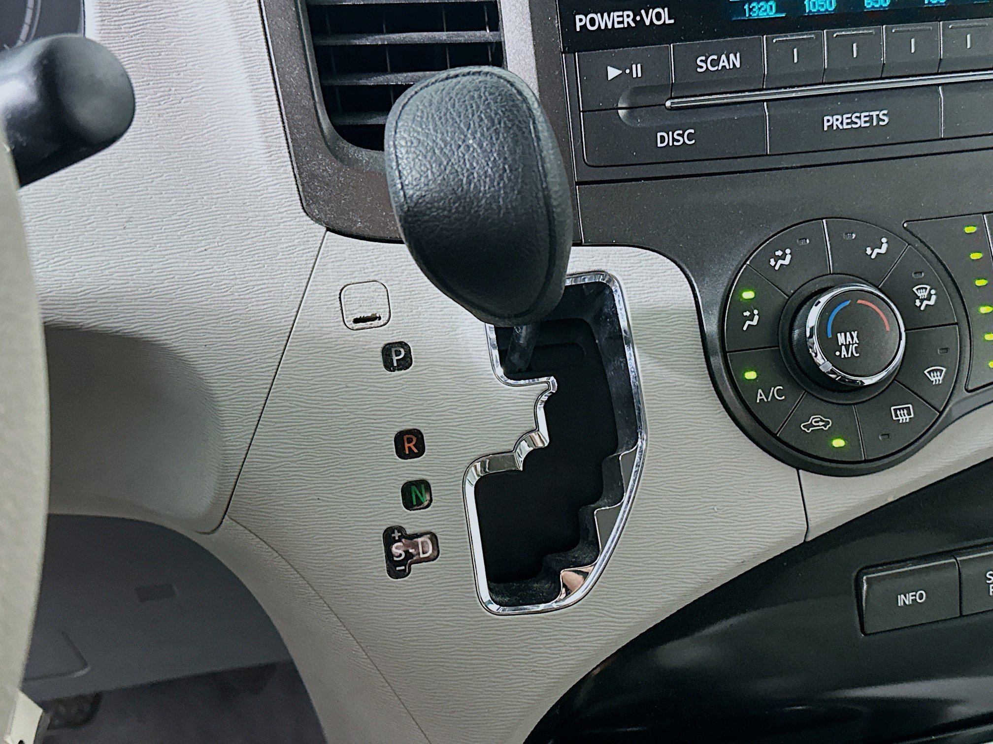 Used 2011 Toyota Sienna LE image 23