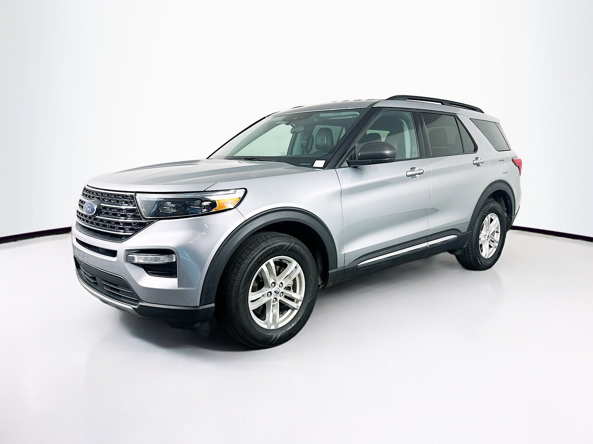 Used 2023 Ford Explorer XLT w/ Equipment Group 202A AWD/4WD image 3