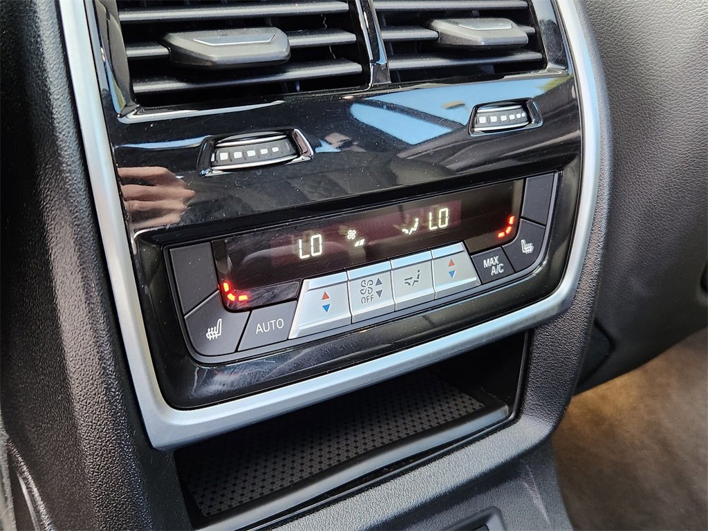 Used 2021 BMW X7 M50i image 11