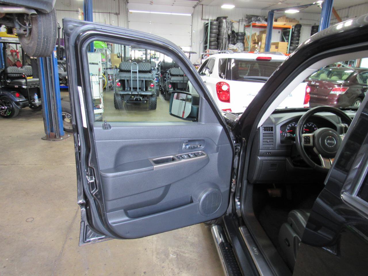 Used 2012 Jeep Liberty Limited Jet w/ Chrome Accents Group AWD/4WD image 13