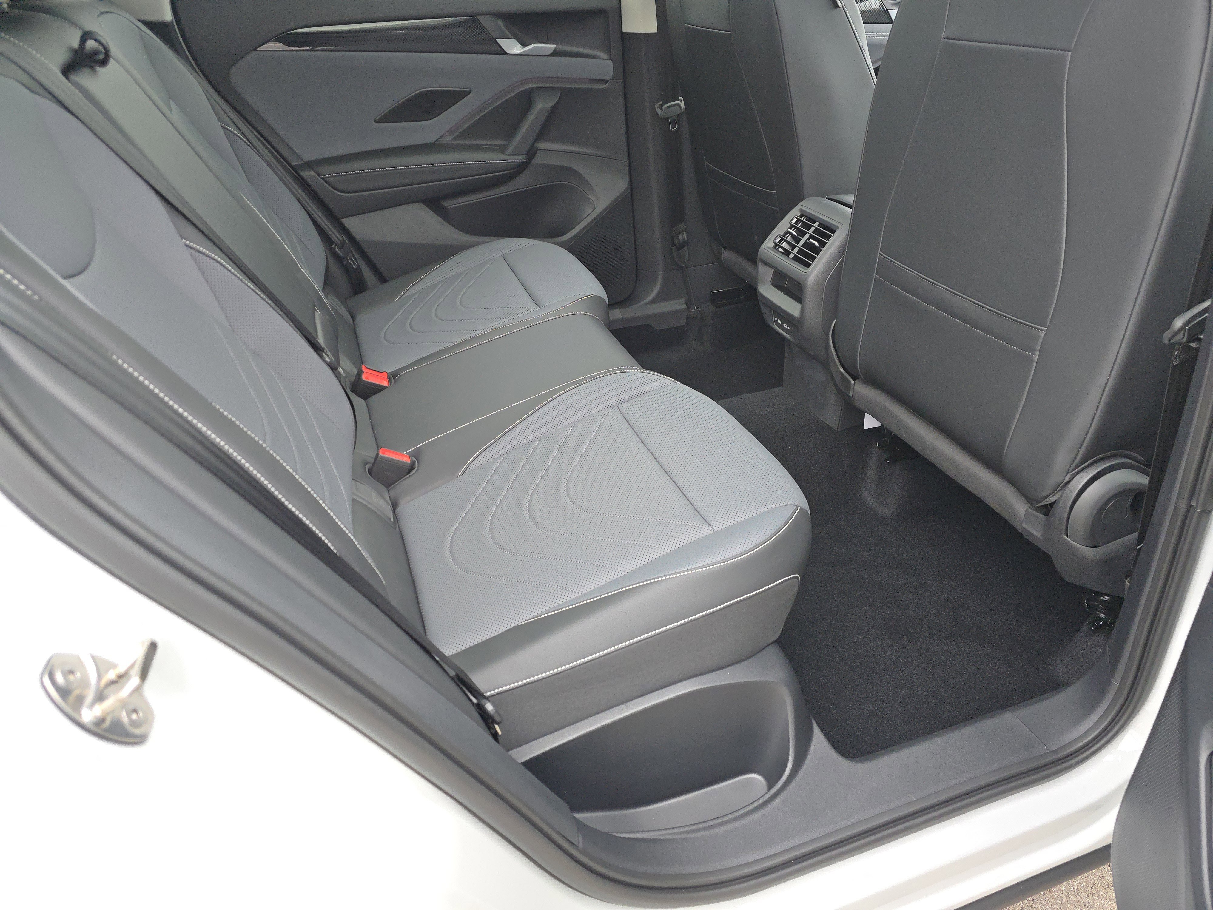 New 2025 Volkswagen Tiguan SE image 17