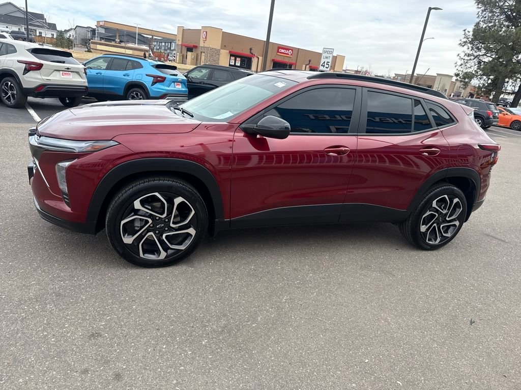 Used 2024 Chevrolet Trax RS w/ Sunroof Package image 2