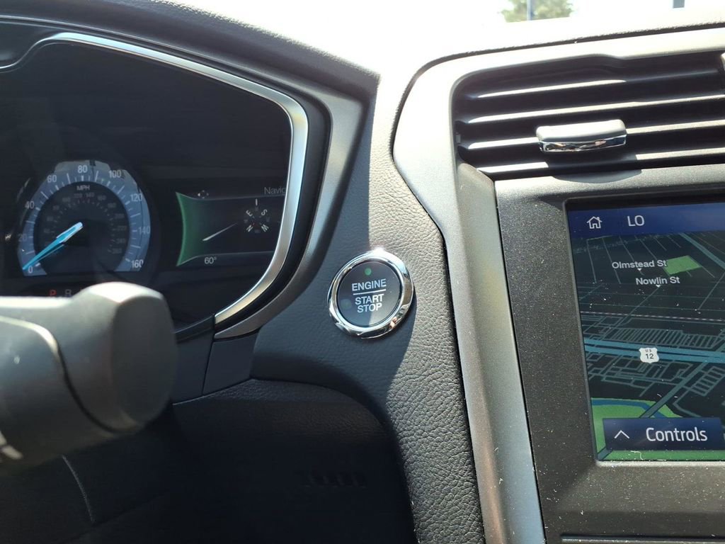 Used 2020 Ford Fusion SE FWD image 25