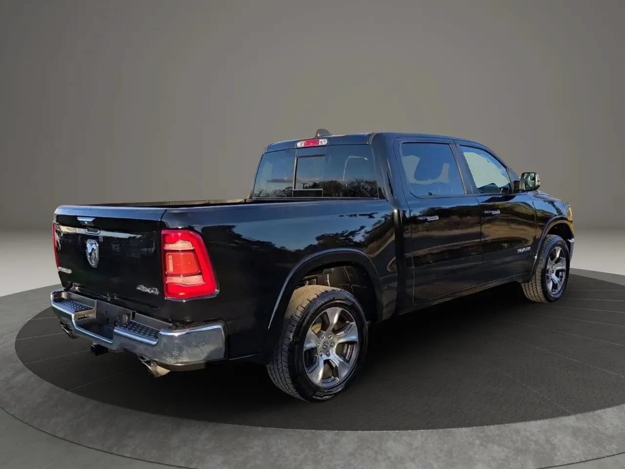 Used 2019 RAM 1500 Laramie AWD/4WD image 4