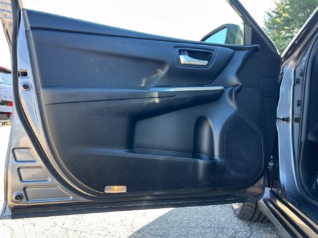 Used 2017 Toyota Camry SE w/ Moonroof Package FWD image 13
