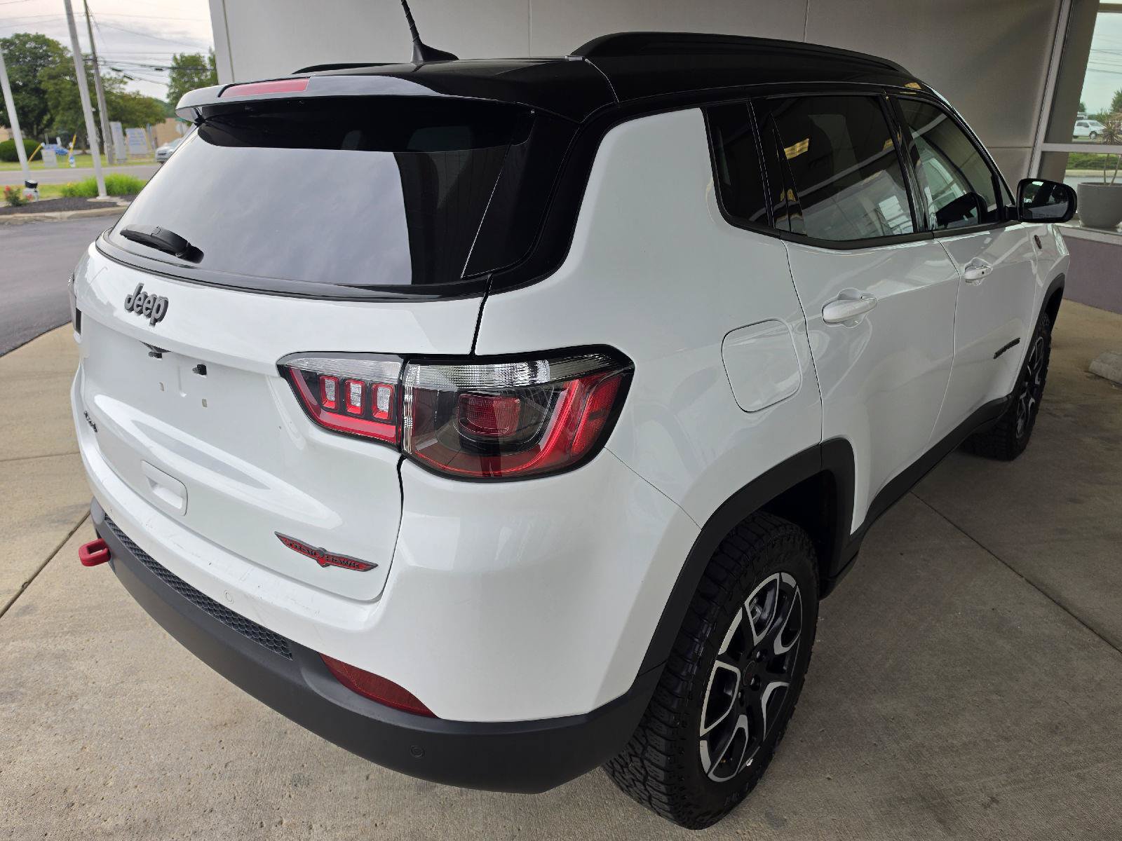 Used 2025 Jeep Compass Trailhawk AWD/4WD image 5