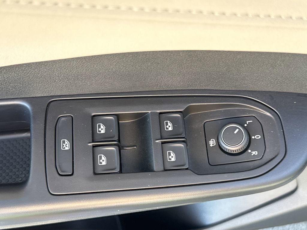 Used 2025 Volkswagen Taos SE image 31