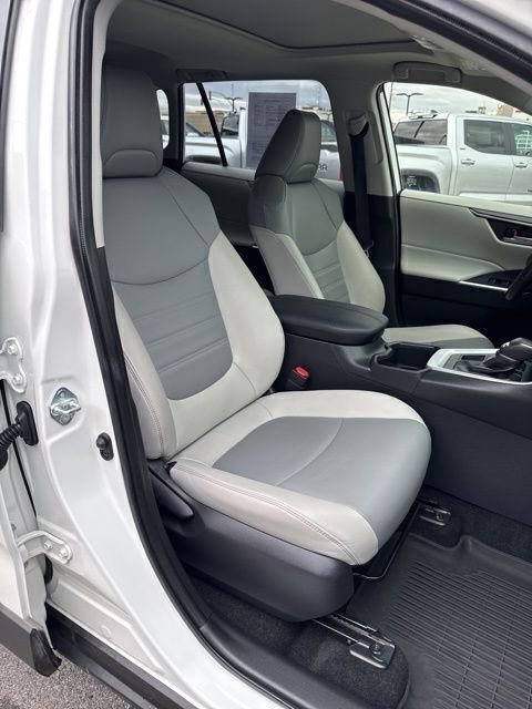 Used 2022 Toyota RAV4 XLE Premium image 12