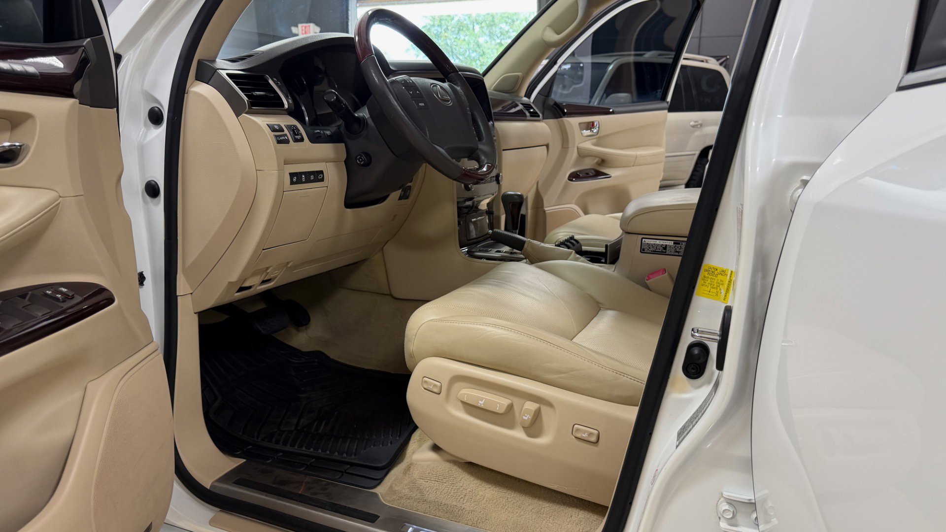 Used 2013 Lexus LX 570 4WD w/ Luxury Pkg w/Pre-crash image 18