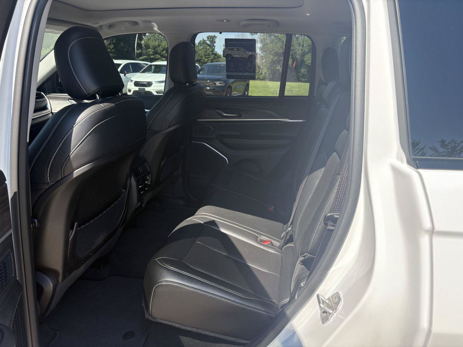 Used 2023 Jeep Grand Cherokee Limited w/ Luxury Tech Group II AWD/4WD image 13