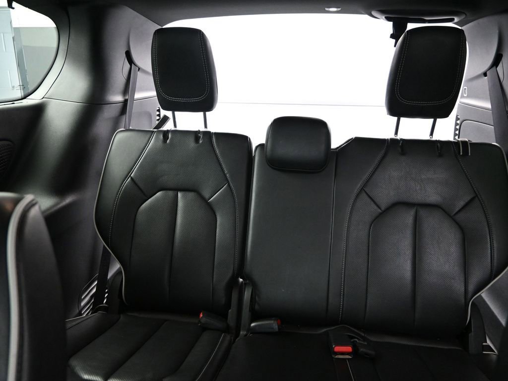 Used 2025 Chrysler Pacifica Limited image 13