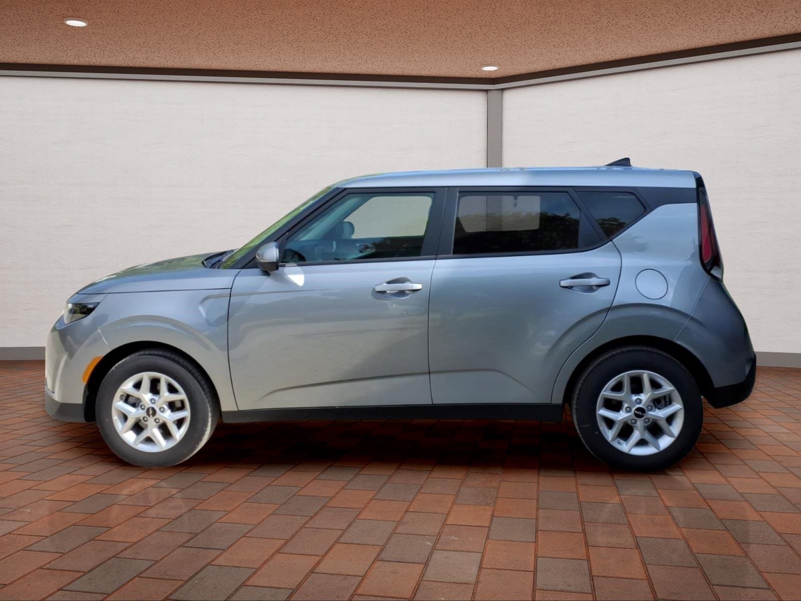 Used 2025 Kia Soul LX w/ LX Technology Package FWD image 8