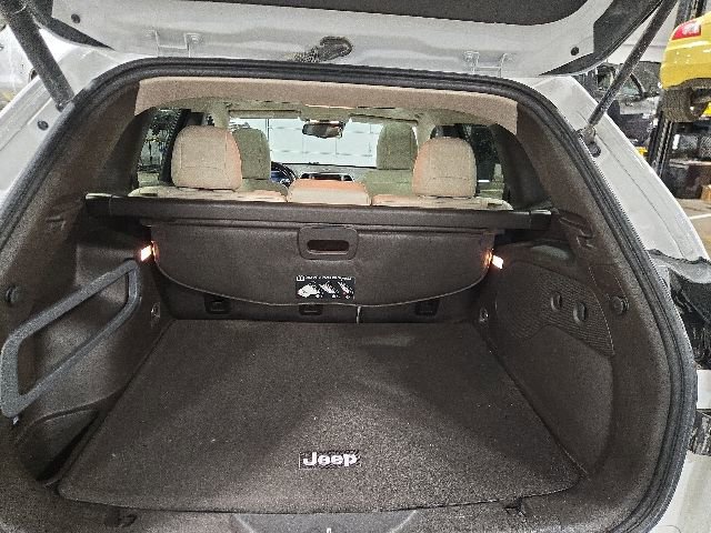 Used 2018 Jeep Cherokee Overland w/ Technology Group AWD/4WD image 11