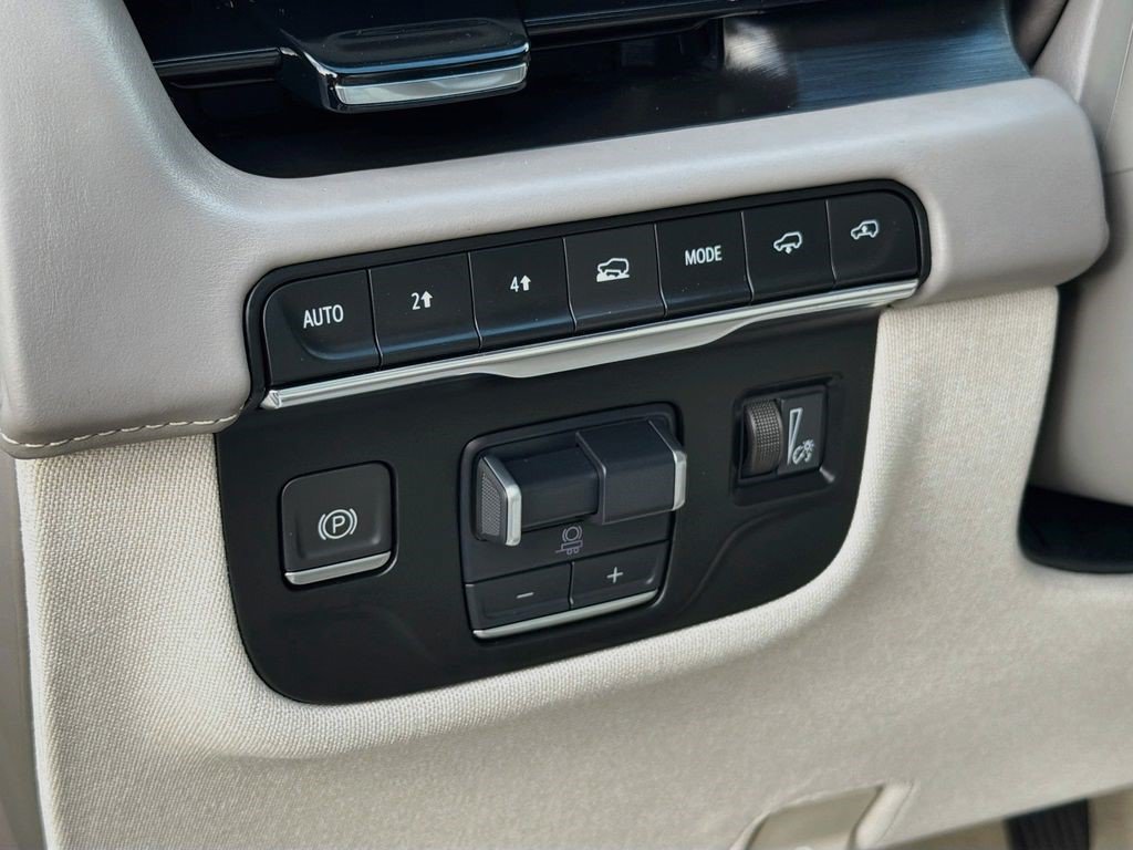 Certified 2023 Cadillac Escalade Sport Platinum w/ LPO, Floor Liner Package AWD/4WD image 9