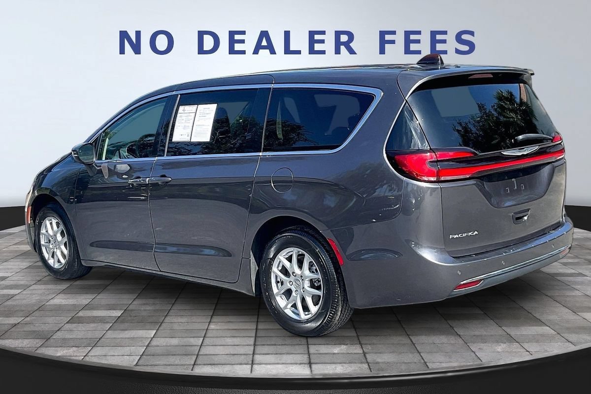 Used 2023 Chrysler Pacifica Touring-L FWD image 4