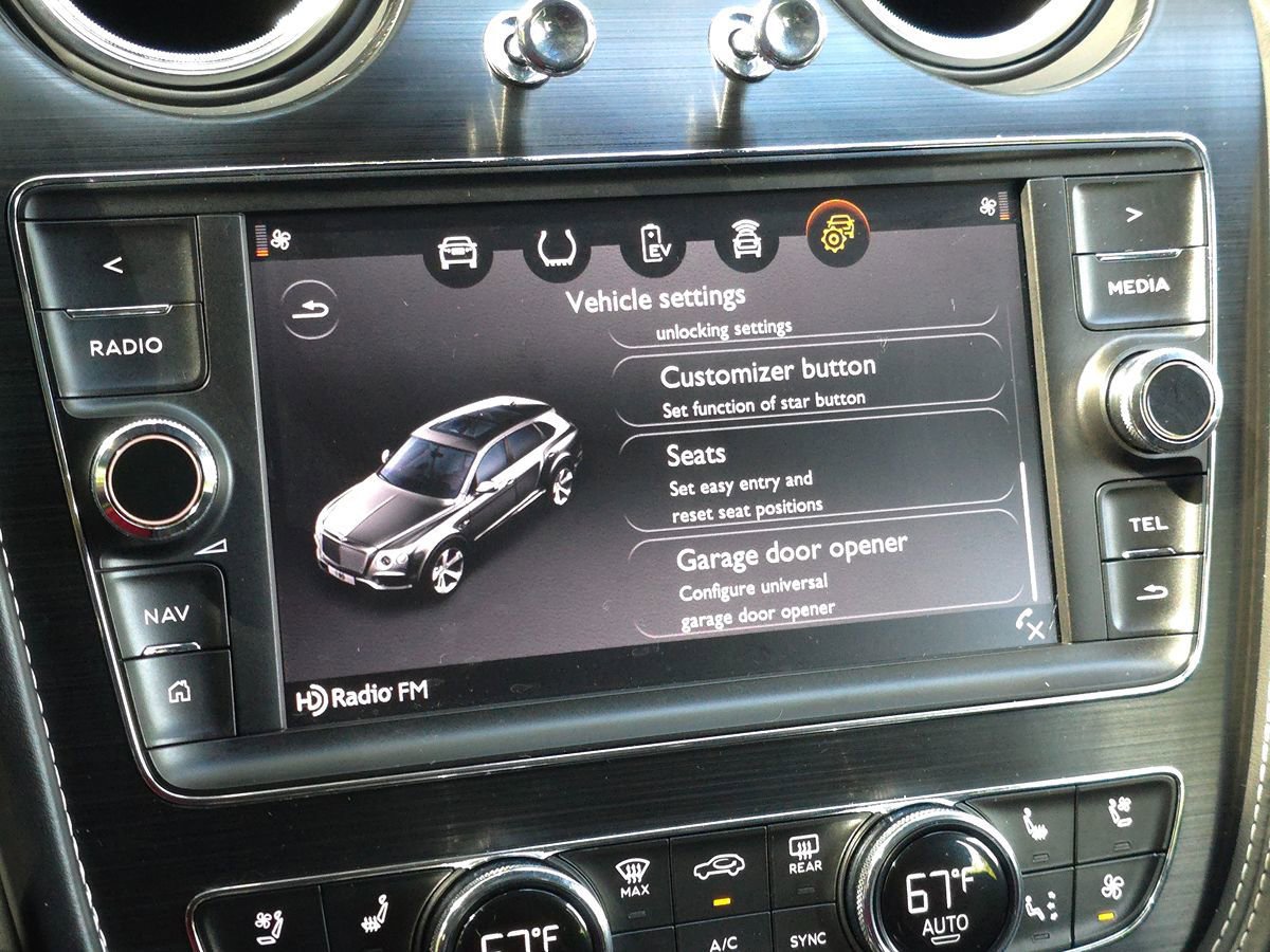 Used 2020 Bentley Bentayga Plug-In Hybrid image 49