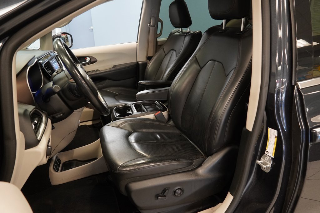 Used 2019 Chrysler Pacifica Touring-L image 3