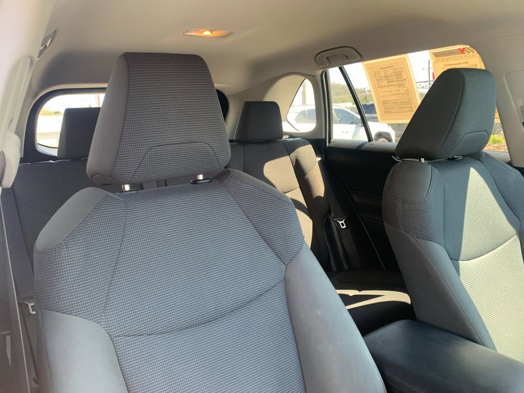 Used 2021 Toyota RAV4 LE image 19