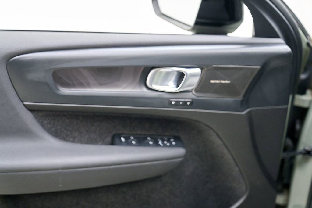 Certified 2023 Volvo C40 P8 Recharge Ultimate w/ Protection Package Premier AWD/4WD image 11