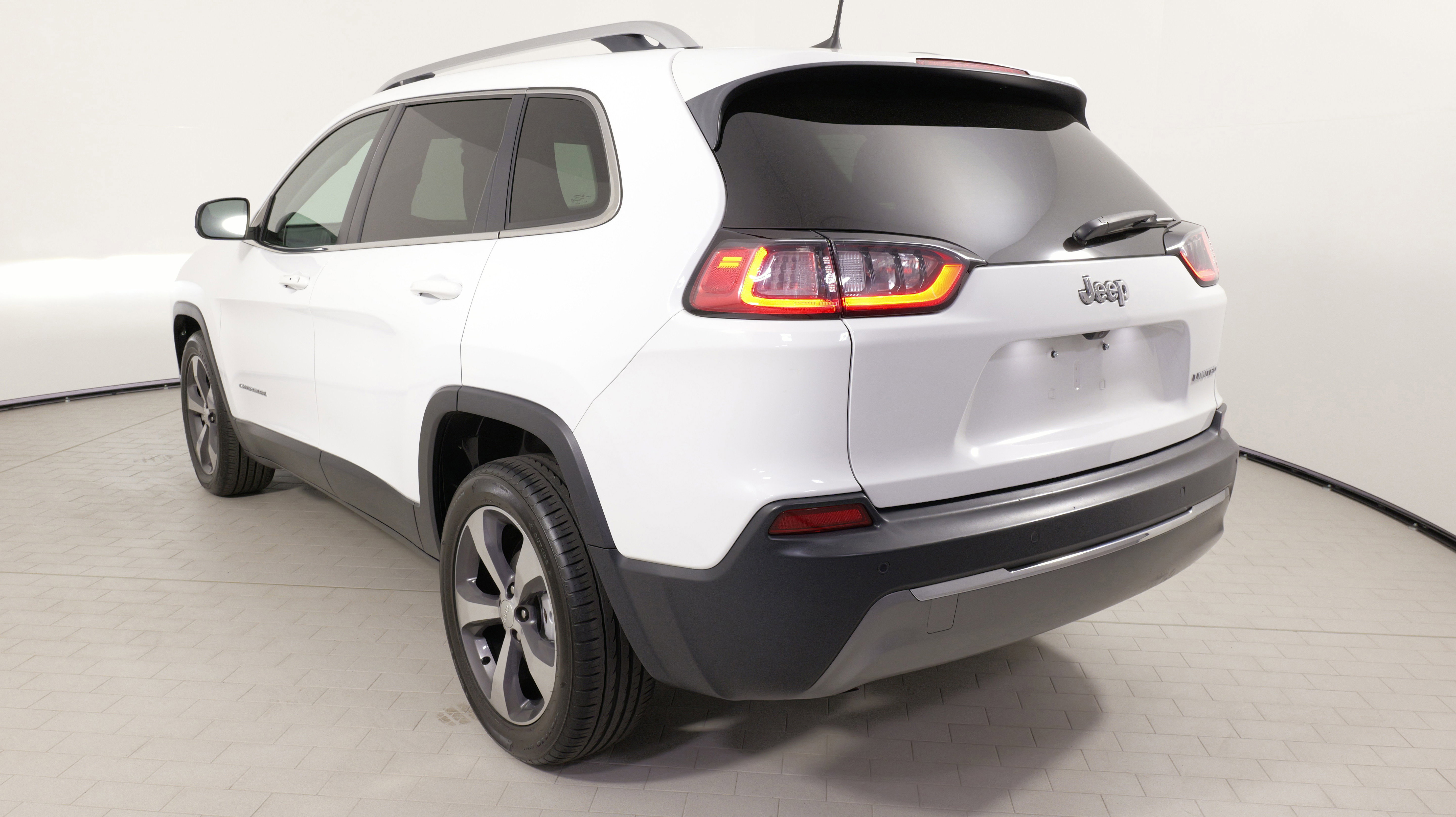Used 2019 Jeep Cherokee Limited image 13