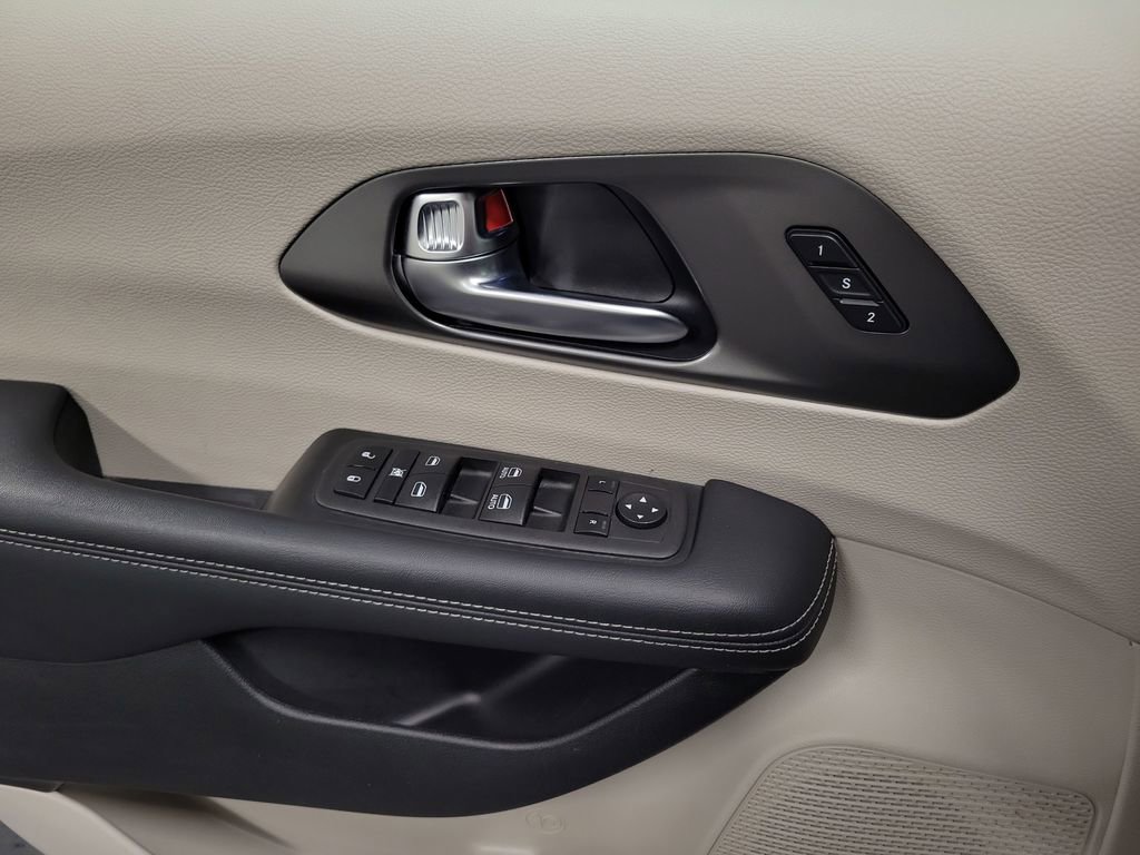 Used 2023 Chrysler Pacifica Touring-L image 19
